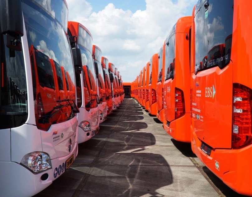 Nieuwe emissieloze bussen van EBS Haaglanden staan op een rij naast elkaar. Je ziet de voorkant en de achterkant
