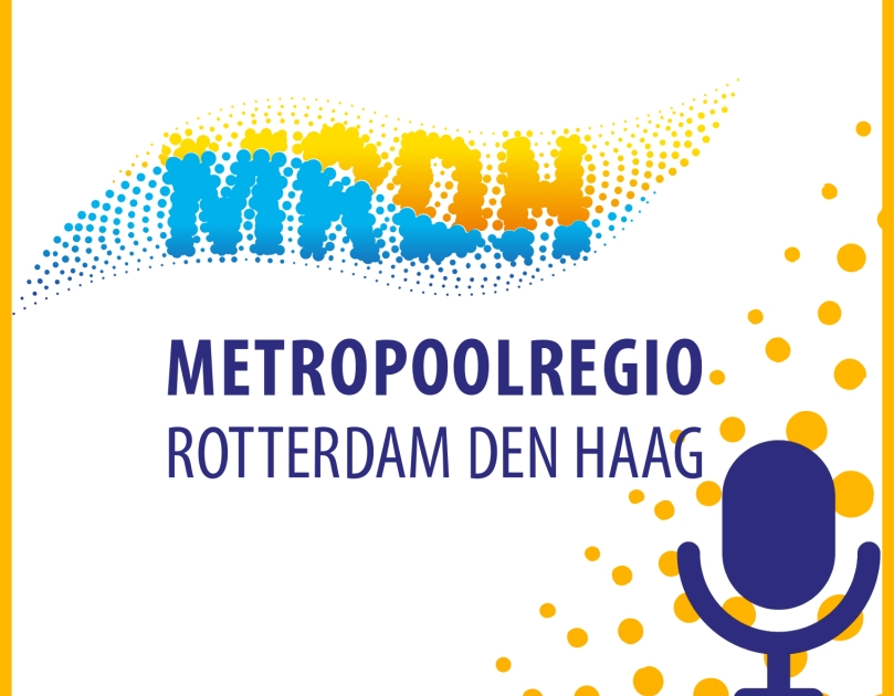 Logo van de Metropoolregio Rotterdam Den Haag met rechtsonder een blauwe microfoon
