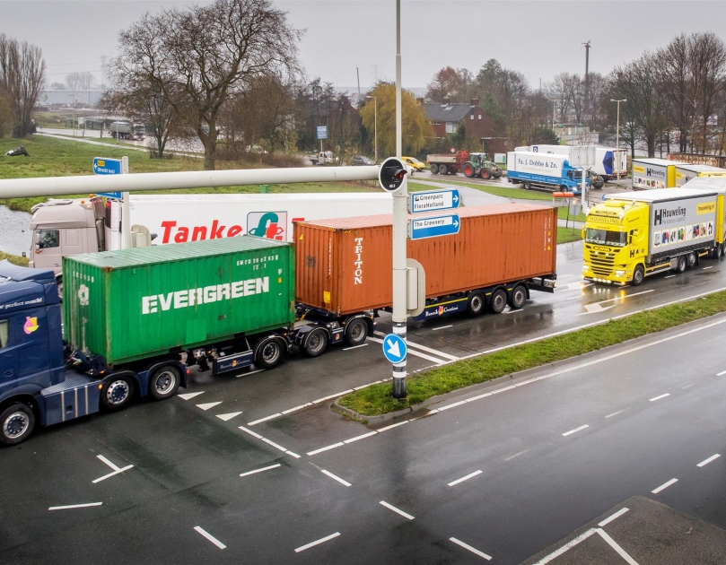 Duurzame vrachtwagens die hun ladingen vervoeren.